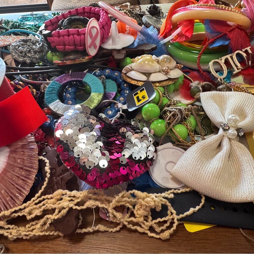 Mostly junk jewelry- 5 lbs - Picture 5 of 8